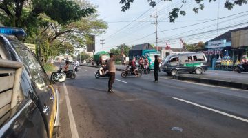 “Polsek Sukodadi giat patroli pengaturan lalu lintas pagi Antara lain! memberikan pelayanan terhadap masyarakat “