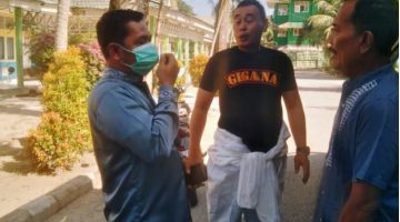 Wujud Sinergi Kemanusiaan, Brimob Polda Riau Lakukan Penyemprotan di SMA Negeri Plus Provinsi Riau