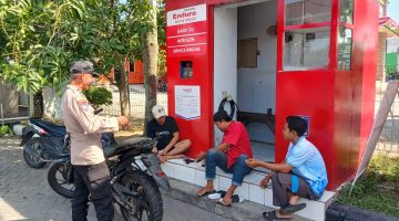 Polsek modo laksanakan patroli dialogis untuk sampaikan pesan kamtibmas kepada warga.