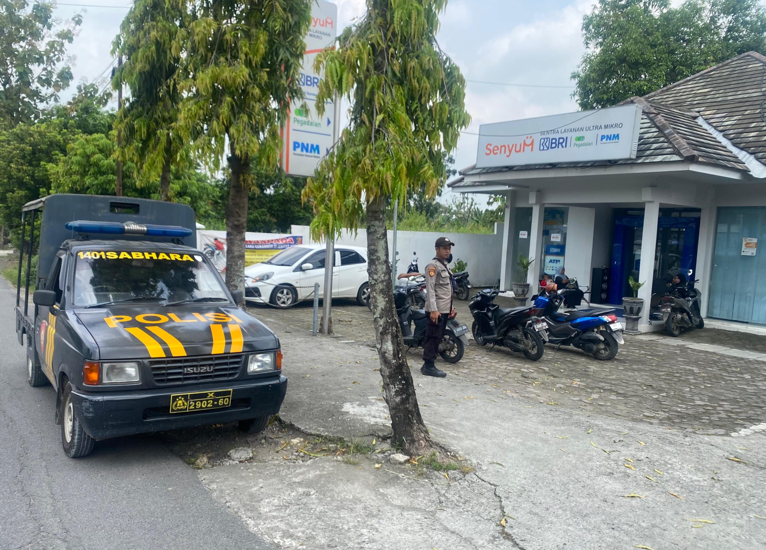 Polsek sambeng patroli ke tempat tempat obyek vital untuk menciptakan situasi keamanan wilayah yang kondusif. 