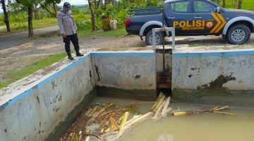 Patroli wilayah untuk cegah bencana alam banjir di wilayah Kedungpring. 