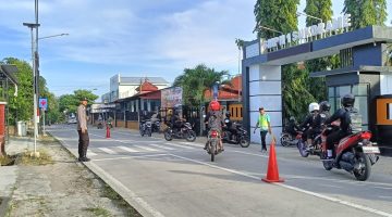 Polsek Sukorame awali giat dengan pengaturan lalin cegah laka lantas di wilayah Sukorame.