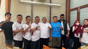 FOTO BERSAMA-Ketua DPRD Demak, H. Zayinul Fata, SE (tengah baju putih) foto bersama Ketua panitia, Sunarto, Sekretaris panitia, M. Abdul Latif dan Panitia, saat acara. (Foto Ist)