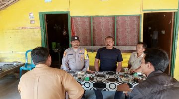 Polsek Kedungpring gelar patroli dialogis untuk memberikan pesan kamtibmas kepada warga. 