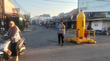 Polsek Kedungpring gelar patroli lalu lintas pada ruas jalan untuk memberikan pelayanan terhadap masyarakat. 