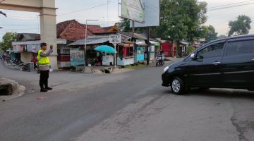 Polsek Modo patroli lalu lintas pada ruas jalan untuk memberikan kemudahan pelayanan terhadap masyarakat antara lain pelayanan penyebrangan masyarakat.