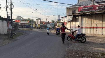 Polsek Sambeng gelar patroli lalulintas pagi untuk memberikan pelayanan terhadap masyarakat dengan humanis.