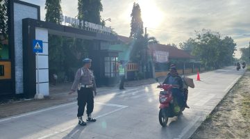 polsek sukorame awali giat dengan pengaturan lalin guna cegah laka lantas serta edukasi tertib lalu lintas kepada masyarakat.