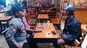 Polsek sambeng gelar patroli harkamtibmas ajak warga untuk menjaga harkamtibmas. 